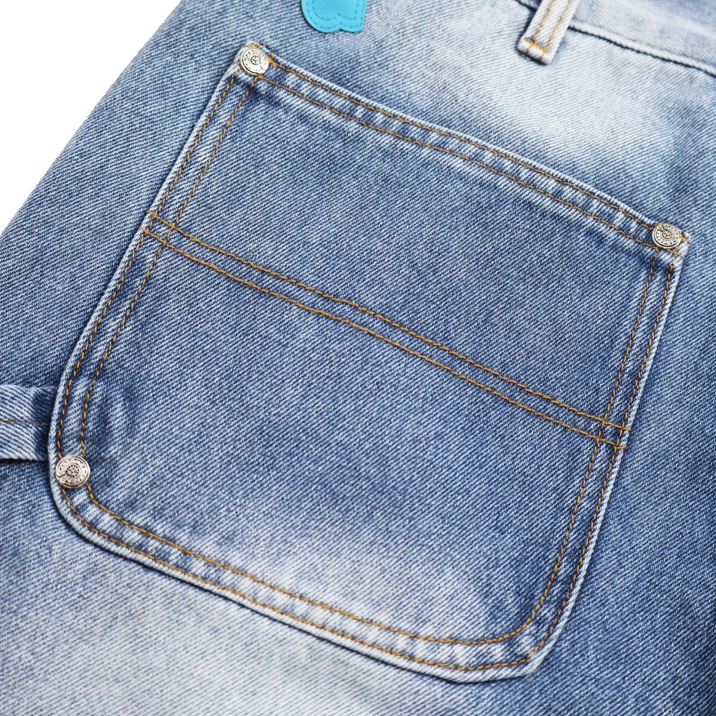 🅿️760 [Exclusive supply] CH Crow Heart Work Jeans are made of twill high-ounce washed denim fabric, exclusive CH-specific logging overalls style (non-Levis Vintage) custom-woven and dyed fabric, and the two-color cross is cowhide + sheepskin (all leather imported from Italy is custom-dyed separately, with consistent texture and no color difference). The stitch length, thread color, and wiring of the car are exactly the same. The inner lining is jacquard, with embroidery on the waist, 925 silver hardware, and heavy-duty washing and manual polishing. Size:32-34-36-38